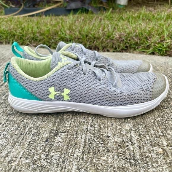 Girls Under Armour Sneakers size 2Y - Picture 1 of 7